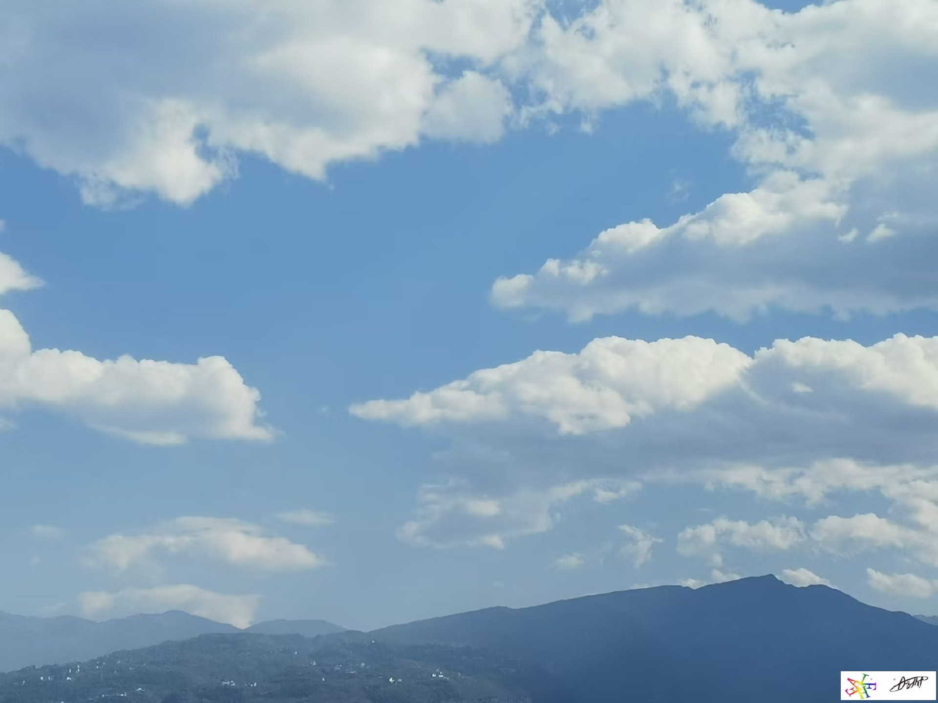 无名氏：追逐动态的云朵