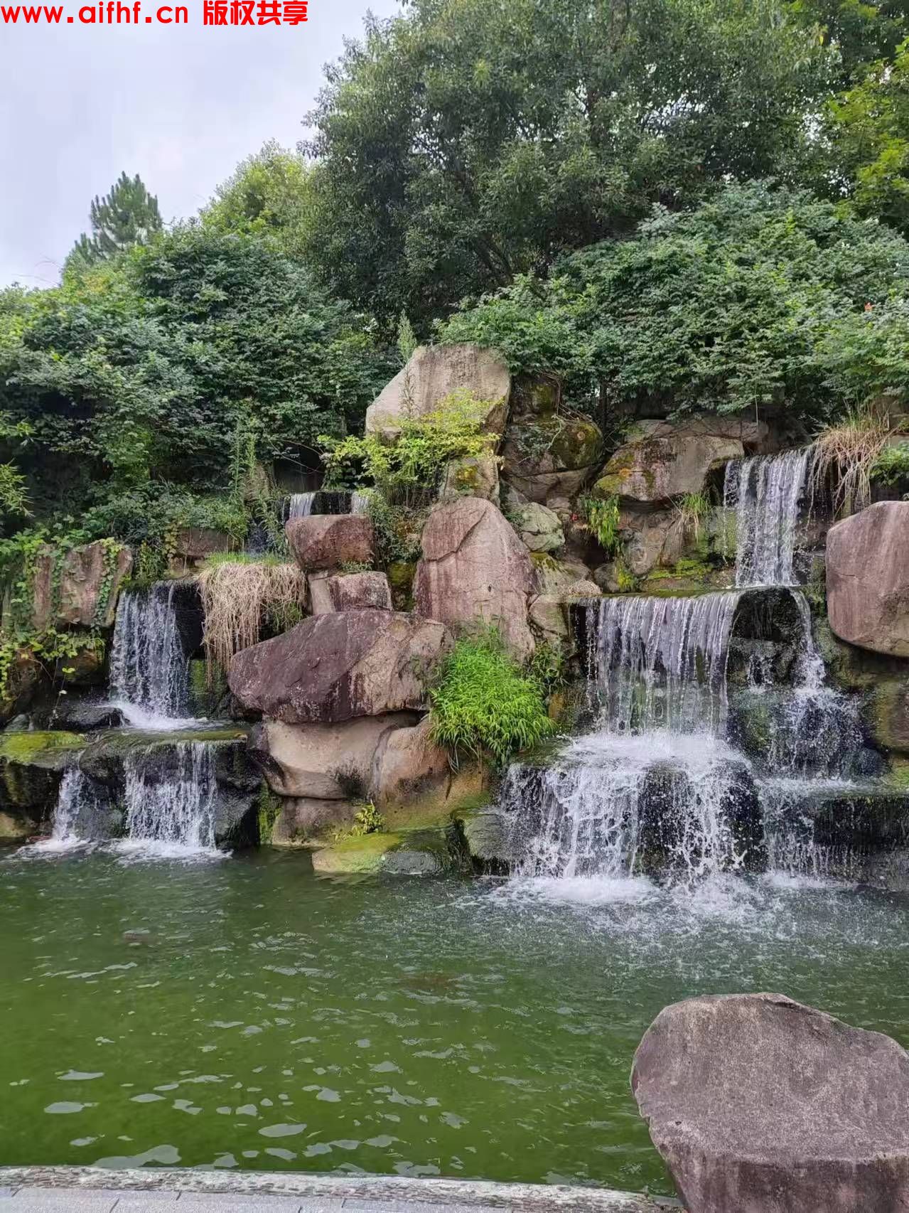 只为博她一笑:走在青山绿水中