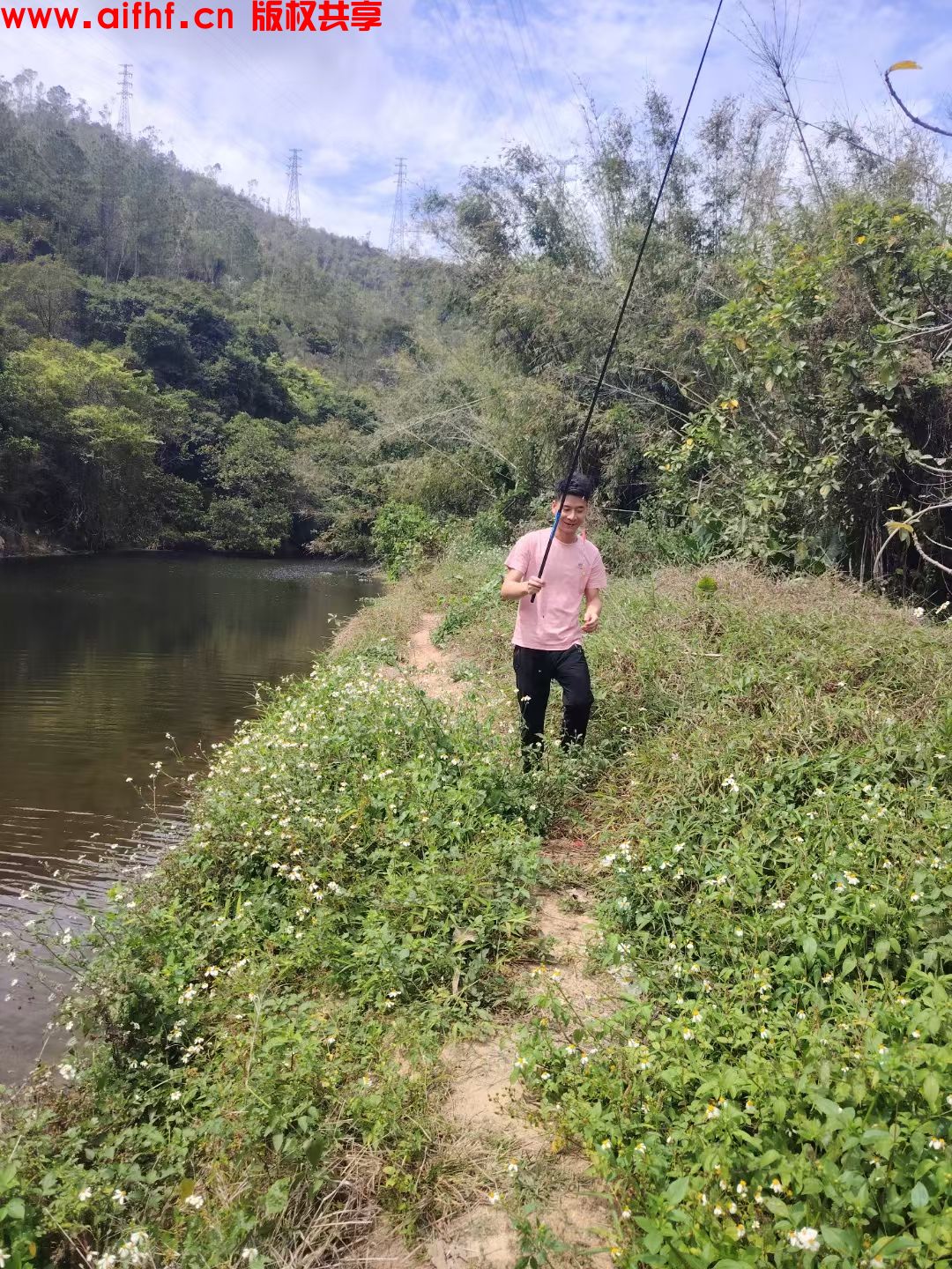 随便写写:看帅哥户外垂钓和野炊摸鱼